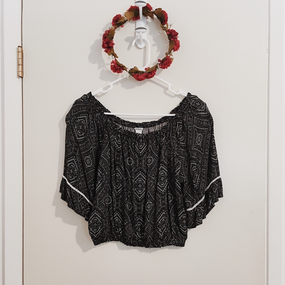 Forever 21 Black & White Geometric Print Crop Top
